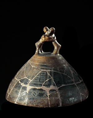 Burial urn cover in terracotta (lid of urn), 8th century BC