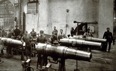 First World War:  the “Breda Officine”, manufacture of cannons, 1918 (b/w photo)