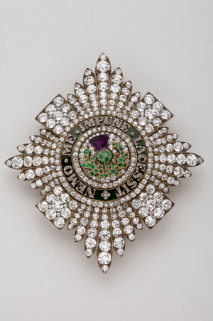 United Kingdom - Order of the Thistle: plate - Manufactured by R & S Garrard & Co (London) - End of the 18th century - Gold, silver, diamonds, emerald, amethyst and emals - H 9,4 cm; W 8,3 cm; Weight: 88 g - Private collection