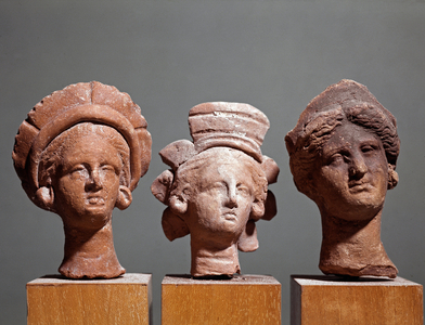 Art of Great Greece: heads of votive statuettes of terracotta from the temple of Ceres a Paestum, Italy 5th century BC (Magna Graecia: Votive statuettes heads in terracotta from the area of the temple of Ceres at Paestum, 5th century BC) Paestum, Museo Archeologico Nazionale