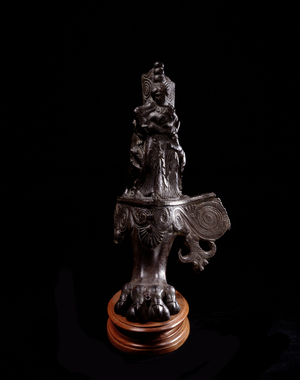 Etruscan civilization: bronze tripod foot - 480-460 BC Dim 27.5 cm (Etruscan art: bronze tripod leg 480-460 BC) Florence, Museo Archeologico, inv 710