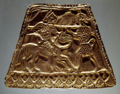 Golden sheet showing an horseman attacking a warrior with a spear (Scythian art, 5th-3rd century BC)