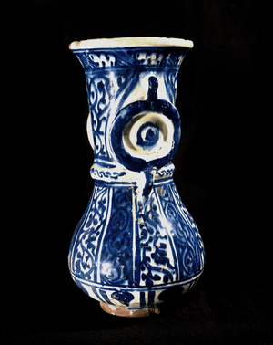 Islamic art of the Mamluks: ceramic with a blue background. Pottery from the 13th-14th century. Cairo, Museum of Islamic Art.