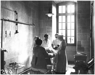 Operating theatre of the Scottish Women's Hospital in the Abbey of Royaumont, 1915 (b/w photo)