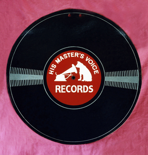 Advertisement Columbia, "His master voice" by the Gramophone Company, with the dog Nipper. Emaillee plate, front, Coll. Ray, India, beginning of the 20th century.