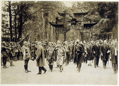 Visit of Emperor Khai Dinh (Khai Dinh) to the Temple of Remembrance in Nogent sur Marne, 1922 (?) - in “The Indochinese Souvenir”, 1932.