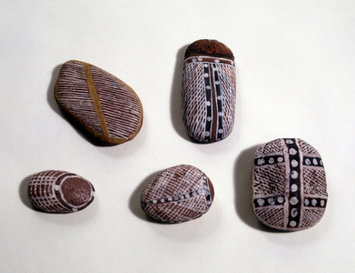 Amuleet pebbles decorated with geometric motifs of Australian Aborigines - Museum of African and Ocean Arts