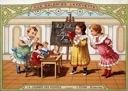 Carton publicitaire pour les Galeries Lafayette : petites filles jouant à l'institutrice, avec leurs poupées.