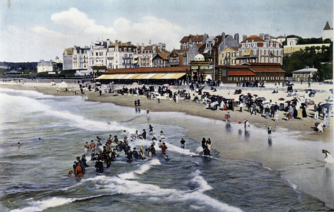 Sea bath in Biarritz - “modern sports” from August 1907, city of Paris.