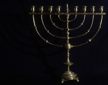Chandelier a 9 bras d'une synagogue detruite en 1925 dans la ville de Scharrachgergheim. Communaute juive eteinte vers 1920.