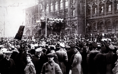 Demonstration in front of the State Duma building on 01/05/1917