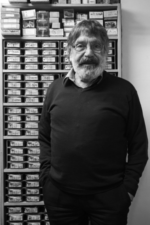 Portrait of Carlos Cruz-Diez (Cruz Diez), painter, in his studio in Paris in 2008.