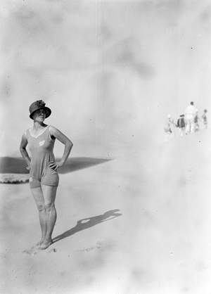 A woman in a jersey at the foot of the Dune du Pilat, 1925 (photo)