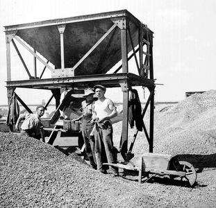 France, Centre, Loiret (45), Orleans: three workers sift the sand withdrawn from the Loire near the bridge of Vierzon, 1935 - company Pillon freres