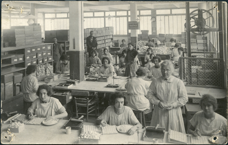 Tours, Indre and Loire (37): In Metadier laboratories: workers manually pack tablets from Calmine, 1924