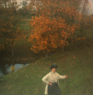 bourgeoisie: A woman poses on the edge of the Loiret, 1910, Olivet, France - Autochrome anonymous