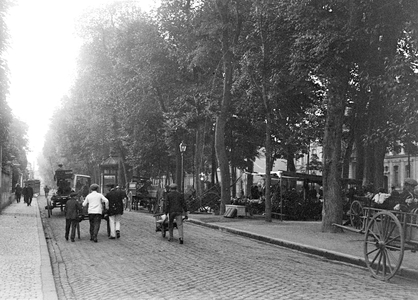 France, Centre, Indre-et-Loire (37), Tours: Boulevard Beranger, walk to flowers, 1914
