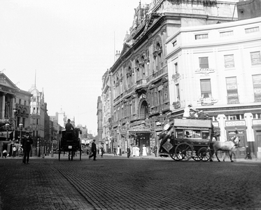 United Kingdom, Great Britain, London: downtown London, Piccadilly circus with diligence, numerous shops and theatre, 1908 - shops: the London Pavilion Ida Rene - the criterion theatre