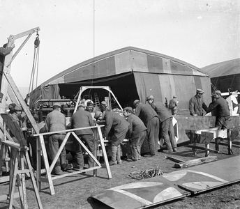 Greece, Thessaloniki: dismantling of a German biplane, French soldiers pack the pieces in wooden boxes or is inscribed: Aeronautic Orient Armee, 1916
