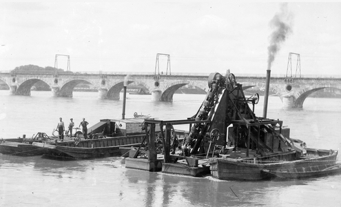 France, Centre, Loiret (45), Orleans: la Loire, sand dredger, sand transport boat. At the bottom, the bridge of Vierzon, 1935 - company Pillon brothers