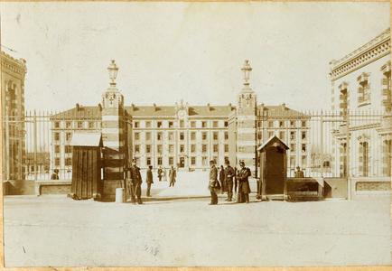 France, Centre, Loiret (45), Montargis: Gudin de Montargis barracks with soldiers, 1895