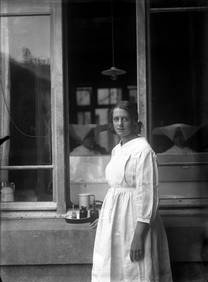 France, Nord-Pas-de-Calais, Nord (59), Bruay en Artois (Bruay-en-Artois): hospital, a civilian caregiver in costume, 1920