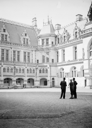 France, Picardie, Oise (60), Pierrefonds: Chateau, courtyard, 1930