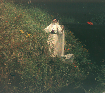 bourgeoisie: A woman poses in the park of her property on the edge of the Loiret, 1910, Olivet, France - Autochrome anonymous