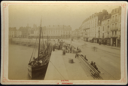 France, Haute-Normandie, Seine-Maritime (76), Dieppe: The fish industry, fishing port with its wharf boats and fish merchants and their baskets, 1880 - L'esperance