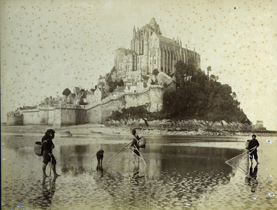 France, Basse-Normandy, Manche (50), Mont-Saint-Michel: Mont st Michel north coast with a shellfish fisherman in the foreground, 1870