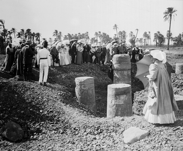 Egypt: Cook cruise on the Nile, tourists discover a field of excavation, columns appear from the sand in front of tourists with umbrella and colonial hat, 1900