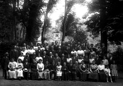 France, Ile-de-France, Val-d'Oise (95), Montmorency: group portrait of the employees of Pavilion 4 in the Halles de Paris, on excursion to Montmorency. Chambre syndicale des employees des Halles du Pavillon 4, 1913