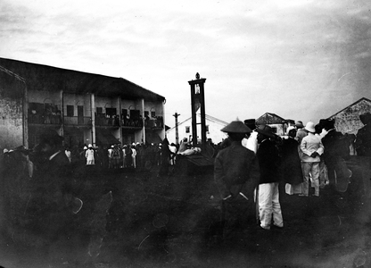 Indochine/Vietnam, Haiphong: Capital execution of Mr Bonin, installation of the scaffold in front of a crowd of curious people, 1900