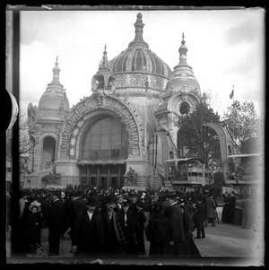 France, Ile-de-France, Paris (75): World exhibition, mining and metallurgy pavilion bordering the Champ de Mars with statues of 2 groups of workers and electric cranes, 1900 - Poster on crane: electric crane by accumulator, company in participation