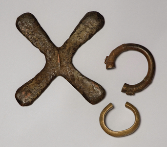 Katanga Cross and bracelets (photo)