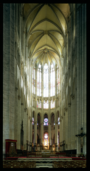 Interior view of the choir, begun after 1284 (photo)
