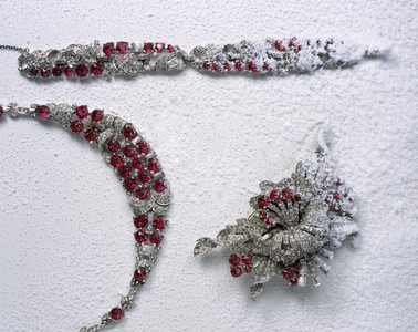Trifari necklace and bracelet in metal and rhinestones, USA 1935, metal brooch and white and red rhinestones, USA 1944
