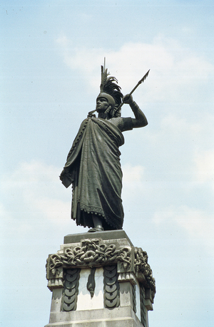 Monument to the Aztec leader Cuitlahuac (d.1520) in the Avenida Reforma (photo)