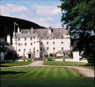 View of Traquair House (photo)
