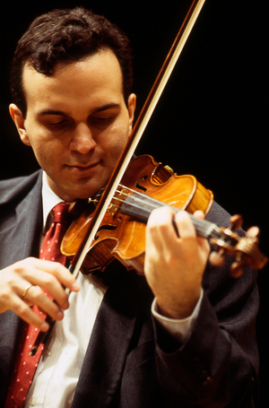 Gil Shaham playing the violin, March 1999. American violinist