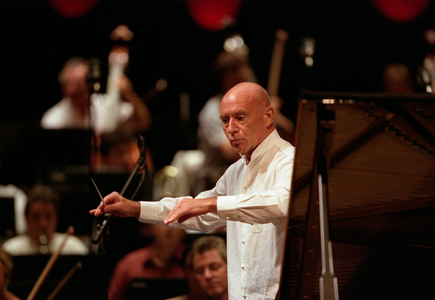 Christoph Eschenbach conducting the Orchestre de Paris at the Theatre Mogador, September 2005. German conductor, b. 20 February 1940
