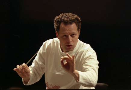 John Axelrod - portrait of the American conductor, conducting the Orchestra of Paris, Paris, 29 April 2005. b. 1966