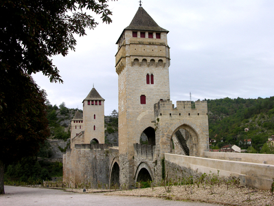 View of the Pont Valentre, built in 1308 (photo)