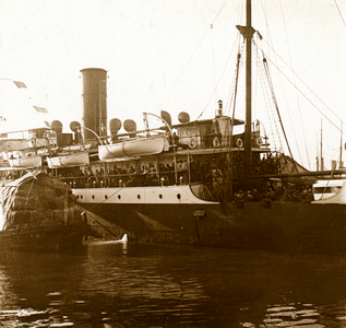 Marseille, port de la Joliette, boarding passengers and cargo on the liner Sidi-Brahim crossing France to Algeria (Marseille - Algiers - Oran) at the beginning of the 20th century. This ship, commissioned in 1911, provided the rapid line of the Societe Generale de Transports Maritimes a Steam (SGTM) - positive stereoscopic glass plate before 1914 -
