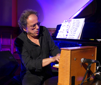 Pascal Comelade, French pianist and composer (Catalan) did in 1955, in concert in Carcassonne, playing the mini-piano (toy piano) with his sheet music - contemporary music - 3/12/2016 - Photo Benoit Huppe -