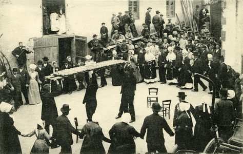 La Vendee at the beginning of the twentieth century (20th - 1900 - 1914): folklore sold - custom of the countryside in France - customs and costumes - wedding: dance of the brioche (or cake) - postcard edited by the Librairie Poupin (Mortagne) and sent in 1912 -