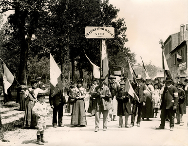 Wine revolt in the South of France in 1907: the demonstrators of the village of Villeneuve-Minervois (Villeneuve Minervois) regroup on the morning of 26 May 1907 on the Minervoise road along the Canal du Midi at the entrance of Carcassonne, for the demonstration on 26 May in the main town of the department of Aude. From children to the elderly, the entire population of this wine village has mobilized. Women wear flags. Photography.