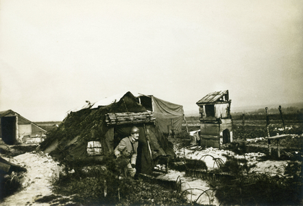 A “country house” during the First World War 1914-1918 (14-18): in the north of France, a French soldier (hairy) built his cagna (hut, makeshift shelter) and accompanied it with a small garden and a chicken house - original photo on paper from the photo reporting agency Meurisse, broadcast during the war by the agency Syral.