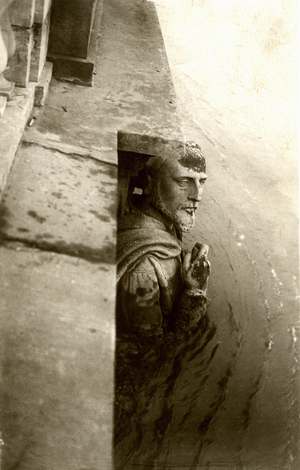 Paris flood 1910: the Zouave of the Pont de l'Alma bathes in the water of the Seine to the chest.