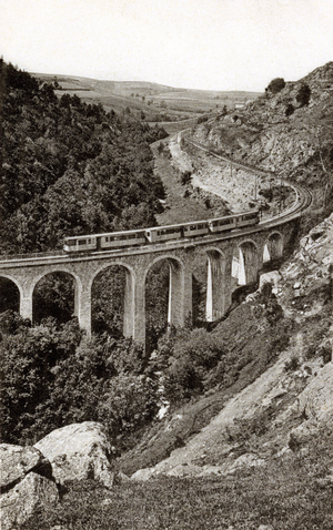 Cerdagne electric railway line: the small yellow train on the Cabanasse viaduct near Mont-Louis between 1910 and 1920 - Roussillon, Catalan Country, Pyrenees-Orientales (Pyrenees Orientales) - this line opened in 1910, has been inscribed by UNESCO since 2002 on the indicative list of World Heritage as “Cerdagne Railway”. Operated by SNCF, it forms line 669 000 of the national railway network - Postcard Levy and Neurdein -